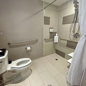 Camera adatta alle persone a mobilità ridotta con letto king size